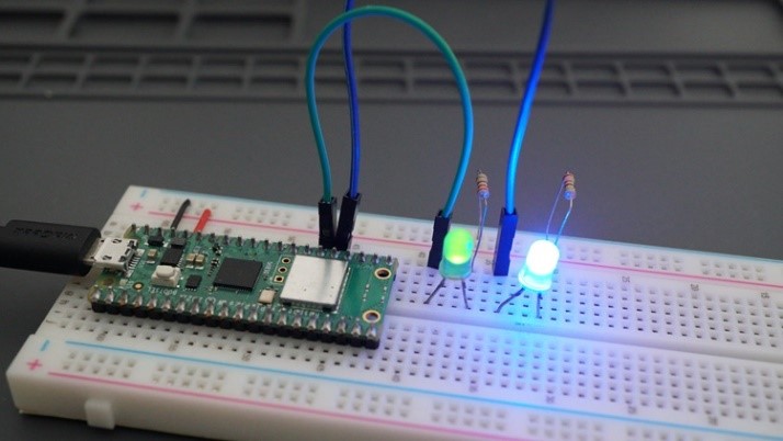 RPi Pico LEDs blinking at different frequencies